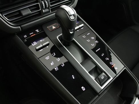 Certified 2025 Porsche Macan Turbo image 18