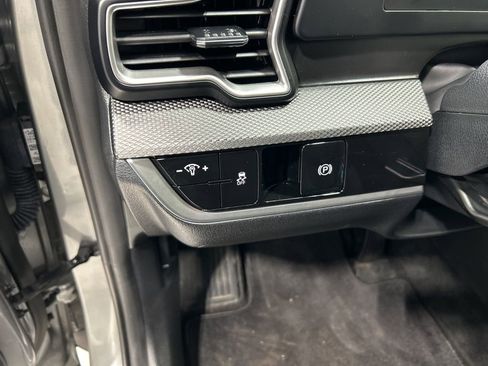 Used 2025 Kia Sportage LX image 13