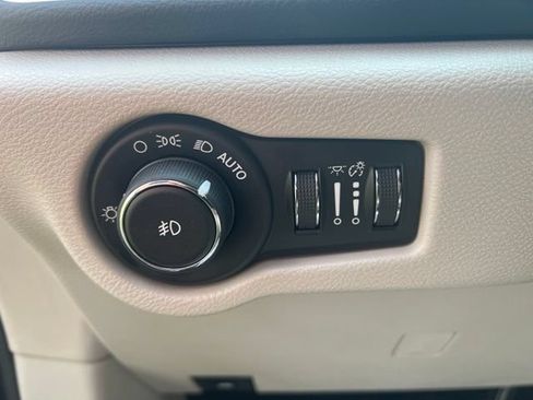 Used 2019 Chrysler Pacifica Touring-L FWD image 11