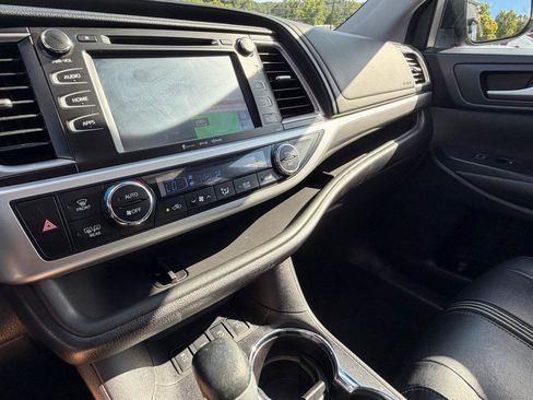 Used 2018 Toyota Highlander SE AWD/4WD image 24