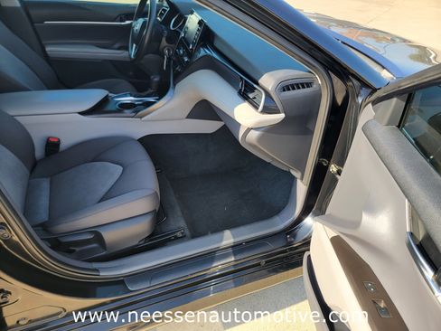 Used 2022 Toyota Camry LE image 9
