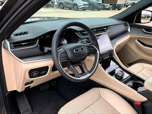 Used 2024 Jeep Grand Cherokee Limited w/ Luxury Tech Group II image 18