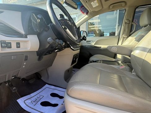 Used 2015 Toyota Sienna XLE FWD image 10