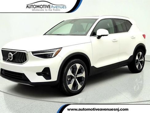 Used 2024 Volvo XC40 B5 Plus w/ Climate Package AWD/4WD image 1