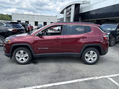 Used 2022 Jeep Compass Latitude w/ Convenience Group AWD/4WD image 2