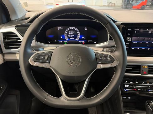 Used 2025 Volkswagen Taos SE w/ Panoramic Sunroof Package AWD/4WD image 17