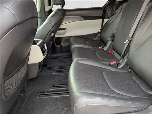 Used 2024 Kia Carnival LX image 14
