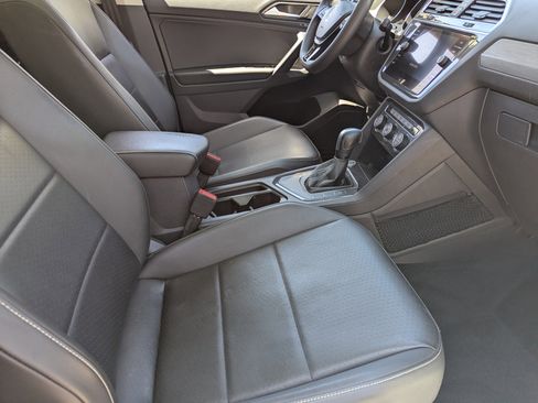 Used 2021 Volkswagen Tiguan SE w/ Panoramic Sunroof Package image 9