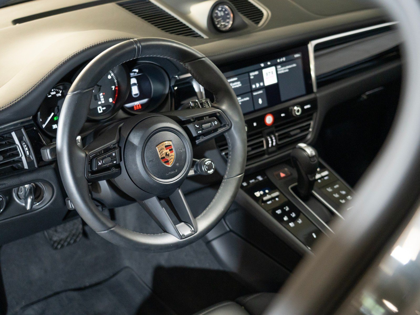 Certified 2026 Porsche Macan AWD/4WD image 16