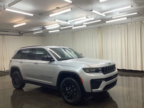 New 2026 Jeep Grand Cherokee Altitude AWD/4WD image 3