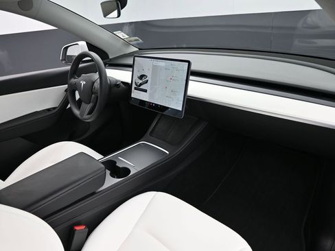 Used 2022 Tesla Model Y Long Range image 33