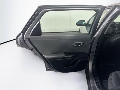 Used 2025 Kia K4 LXS image 27