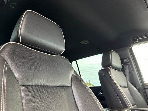 Used 2022 GMC Yukon XL SLT w/ SLT Luxury Package RWD image 18