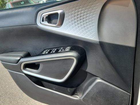 Used 2025 Kia Soul LX w/ LX Technology Package FWD image 8