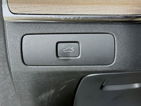 Used 2025 Volvo XC90 B5 Plus image 17