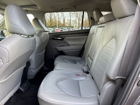 Used 2023 Toyota Highlander XLE image 9