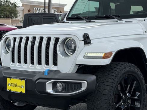 Used 2023 Jeep Wrangler Unlimited Sahara w/ Cold Weather Group AWD/4WD image 9