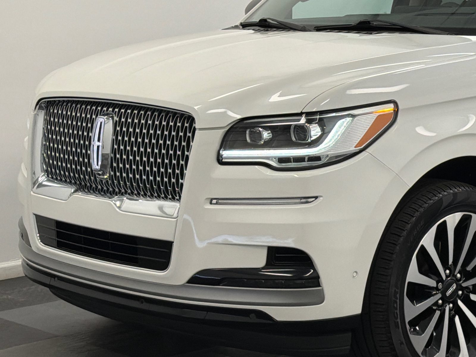 Certified 2023 Lincoln Navigator Reserve AWD/4WD image 2