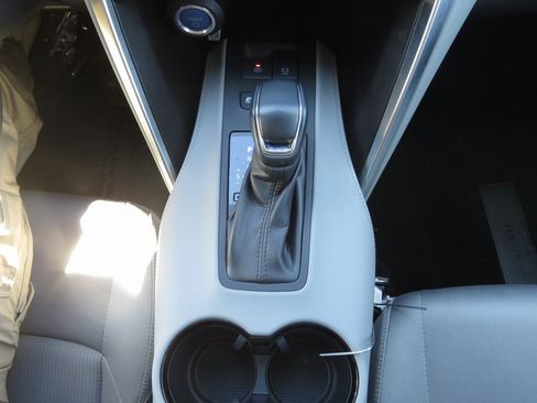 Used 2022 Toyota Venza LE image 25