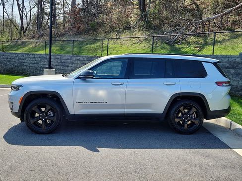 Used 2023 Jeep Grand Cherokee L Laredo AWD/4WD image 6