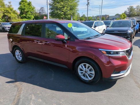 Used 2023 Kia Carnival LX FWD image 1
