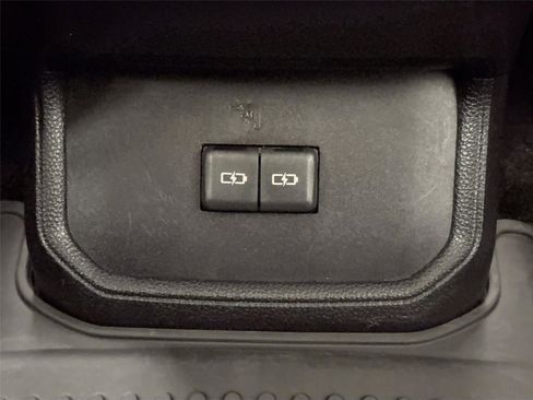 Used 2023 Toyota Highlander LE FWD image 33