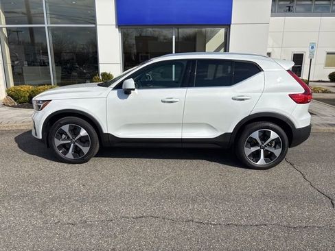 Used 2025 Volvo XC40 B5 Plus AWD/4WD image 2