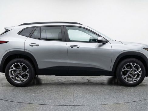 Used 2025 Chevrolet Trax LT w/ LT Convenience Package FWD image 11