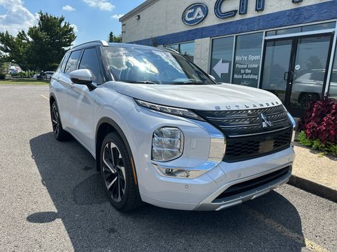 Used 2024 Mitsubishi Outlander SEL AWD/4WD image 2
