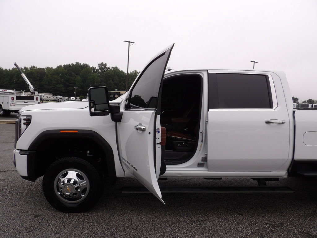 Used 2024 GMC Sierra 3500 Denali Ultimate AWD/4WD image 13