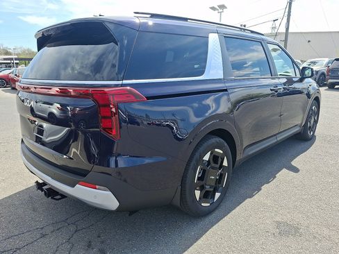 New 2026 Kia Carnival EX FWD image 3