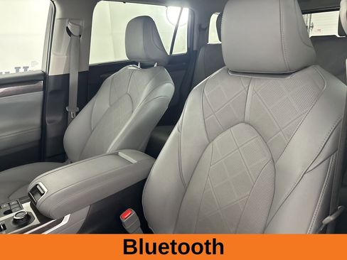 Used 2024 Toyota Highlander Platinum image 10