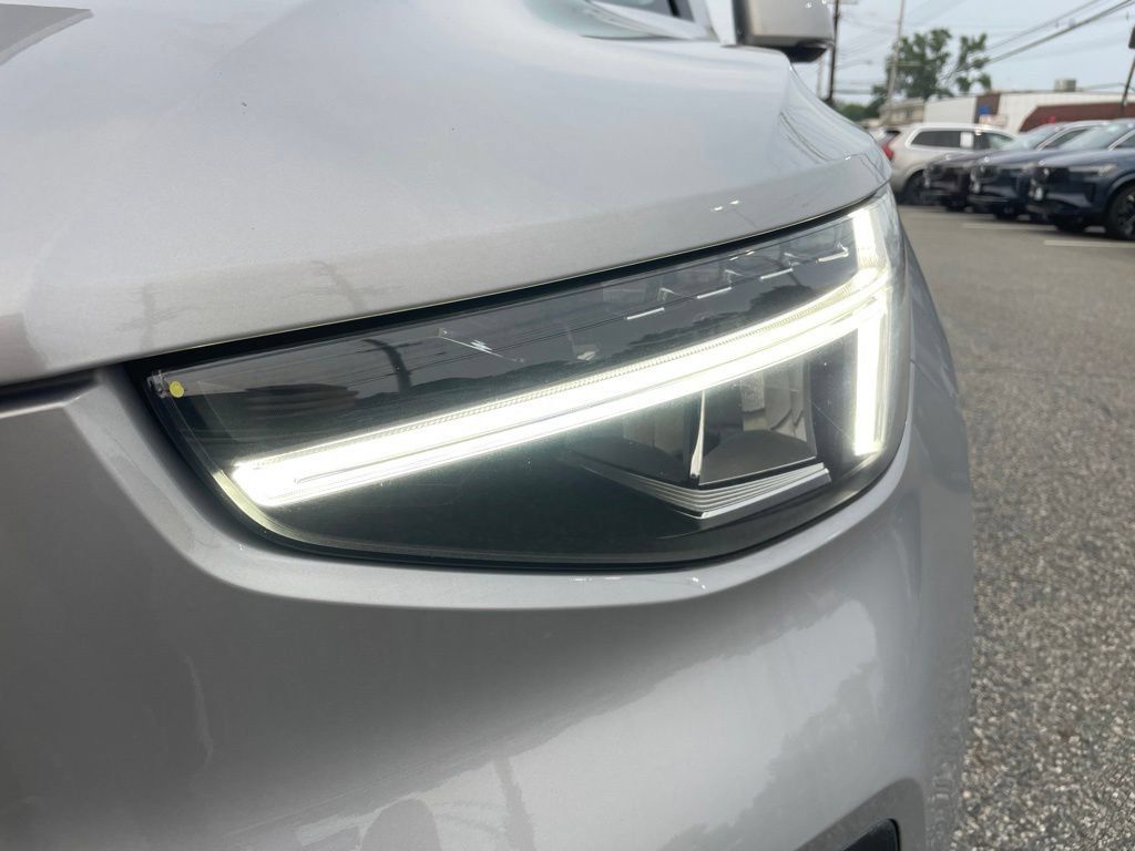Used 2025 Volvo XC40 B5 Plus AWD/4WD image 9