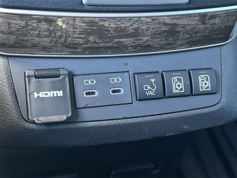 Used 2025 Toyota Sienna Platinum image 19