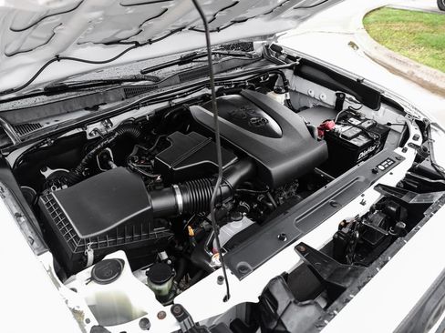 Used 2018 Toyota Tacoma SR5 RWD image 49