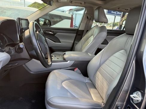 Used 2021 Toyota Highlander XLE FWD image 3