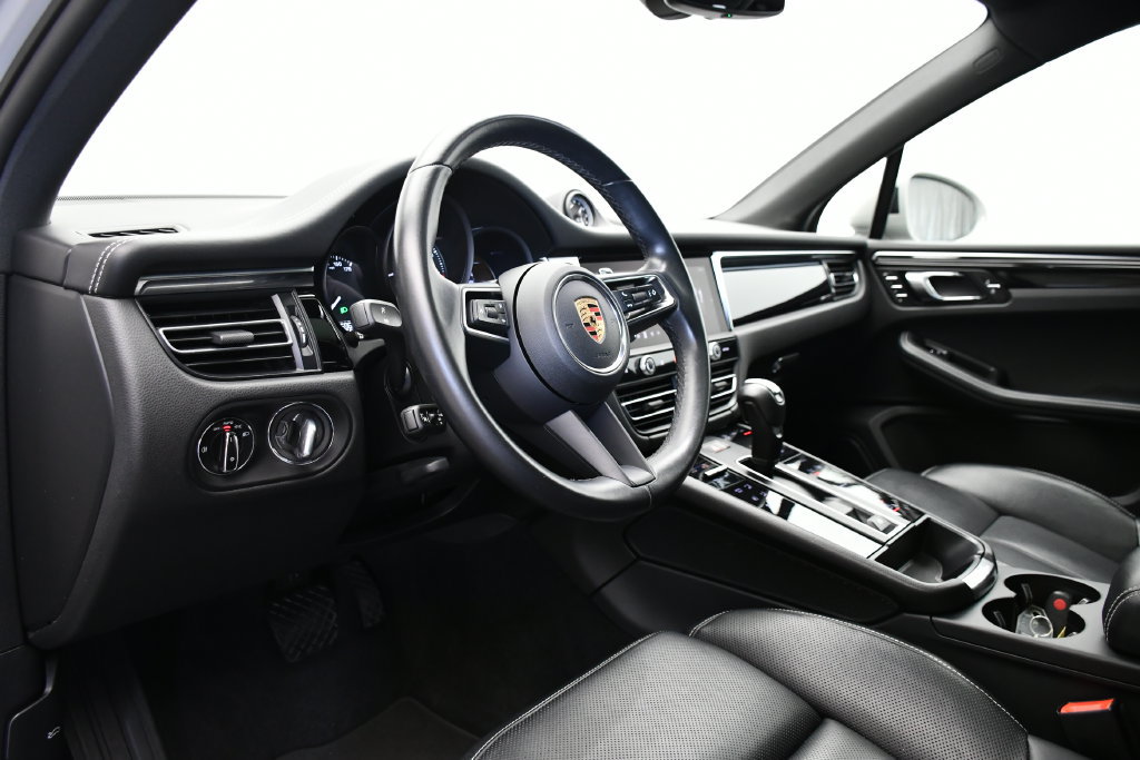 Certified 2024 Porsche Macan AWD/4WD image 4