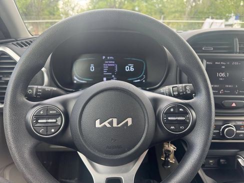 Used 2025 Kia Soul LX w/ LX Technology Package FWD image 25