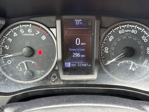 Used 2018 Toyota Tacoma TRD Sport w/ Technology Package RWD image 28
