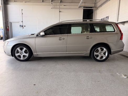 Used 2010 Volvo V70 FWD image 7