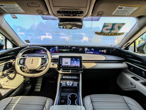 Used 2025 Lincoln Nautilus Reserve AWD/4WD image 11