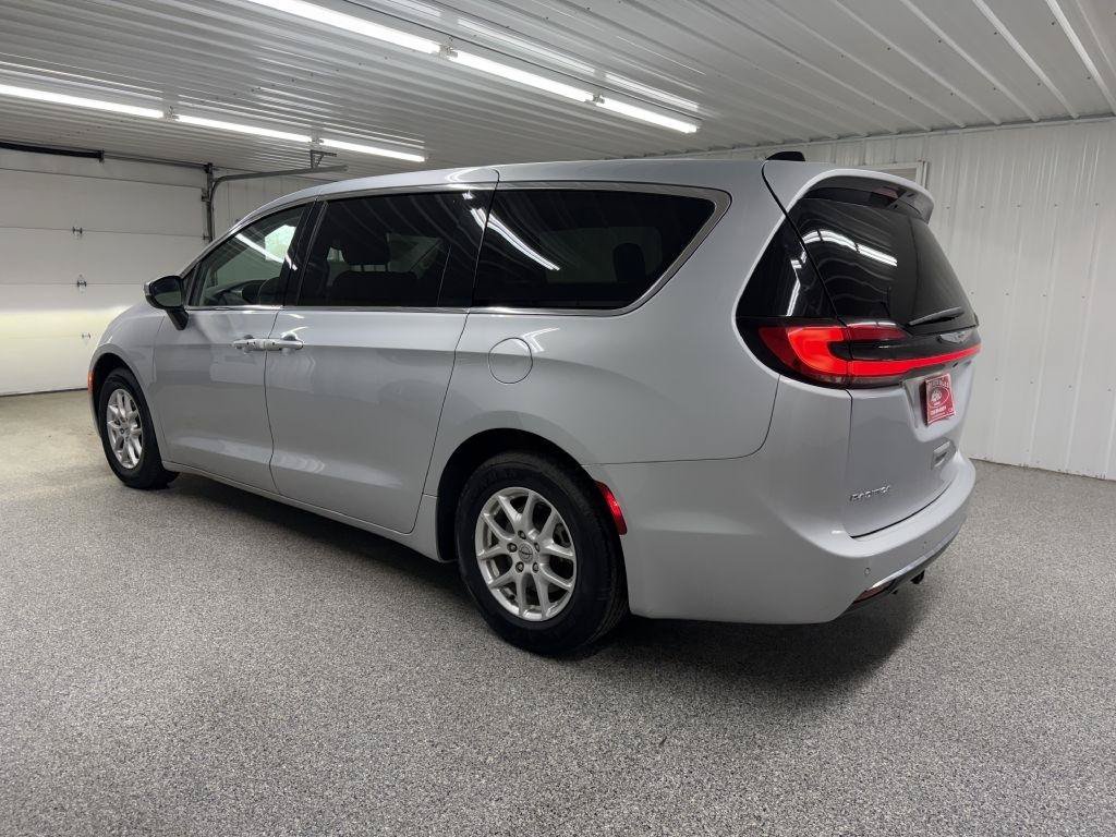 Used 2023 Chrysler Pacifica Touring-L FWD image 4