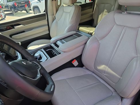 Used 2024 Jeep Wagoneer L Series II w/ Flexible Seating Group RWD image 17