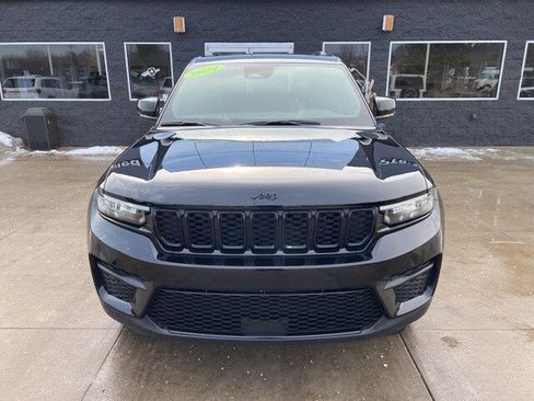 Certified 2024 Jeep Grand Cherokee Altitude image 2