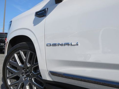 Used 2025 GMC Yukon Denali Ultimate image 8
