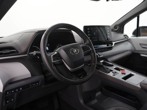 Used 2023 Toyota Sienna XSE AWD/4WD image 26
