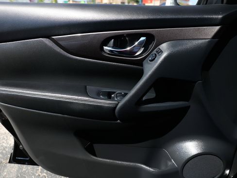 Used 2019 Nissan Rogue SV image 47