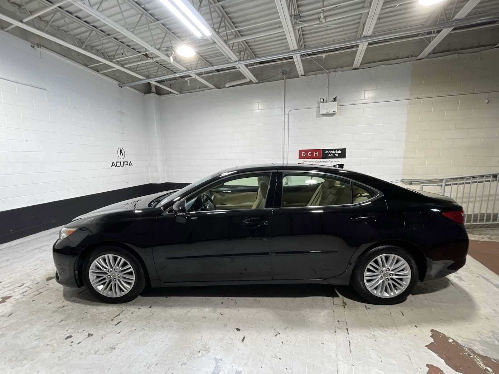 Used 2015 Lexus ES 350 w/ Luxury Package FWD image 3