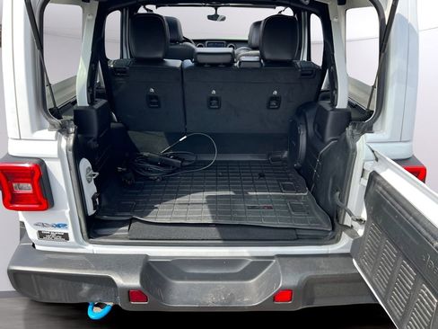 Used 2022 Jeep Wrangler Unlimited Sahara w/ Cold Weather Group image 18