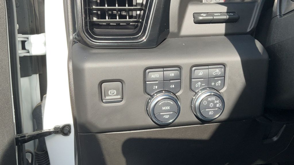 Used 2024 GMC Sierra 3500 AT4 w/ AT4 Premium Plus Package AWD/4WD image 35